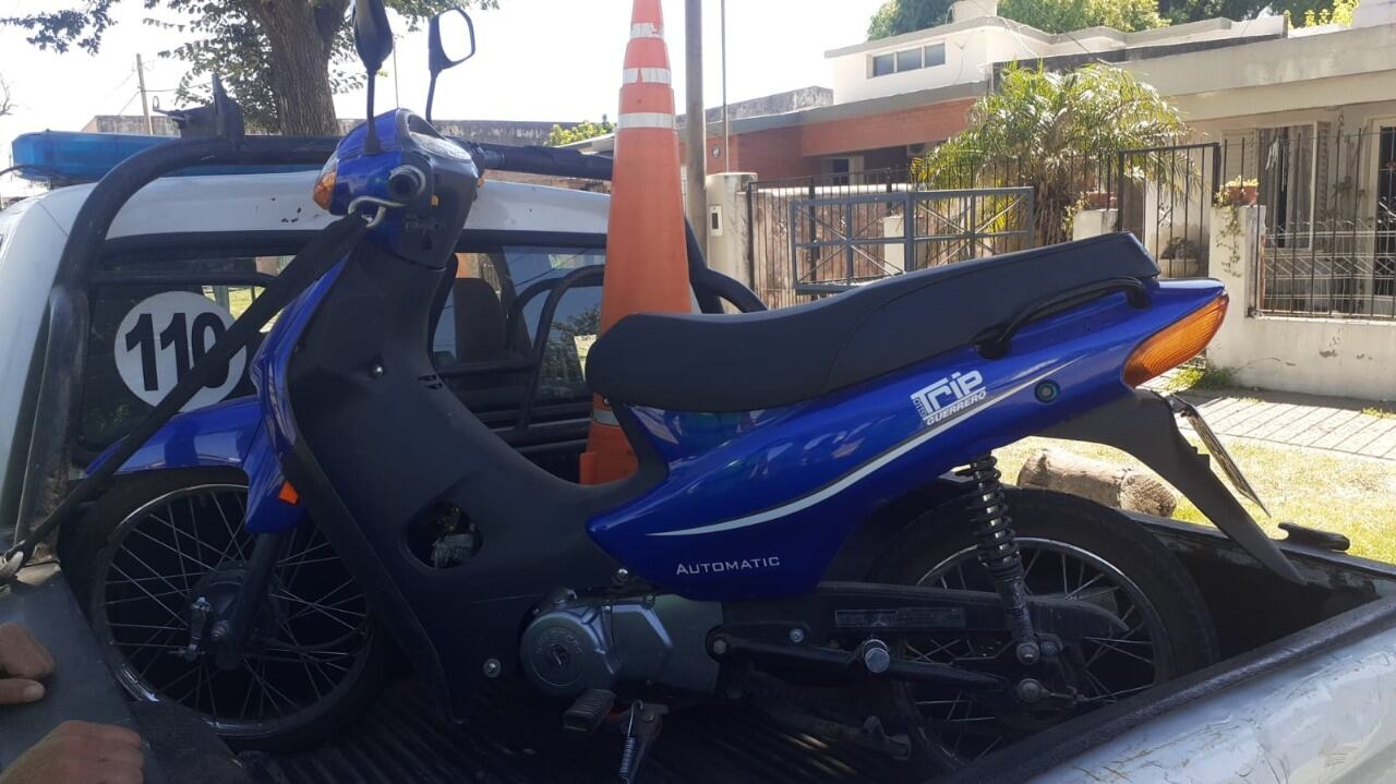 El conductor de esta moto estaba  sin casco, sin carnet y sin seguro