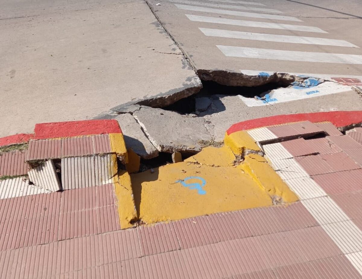 Impresionante: debido a las altas temperaturas dilató el cemento en una calle de Arroyito