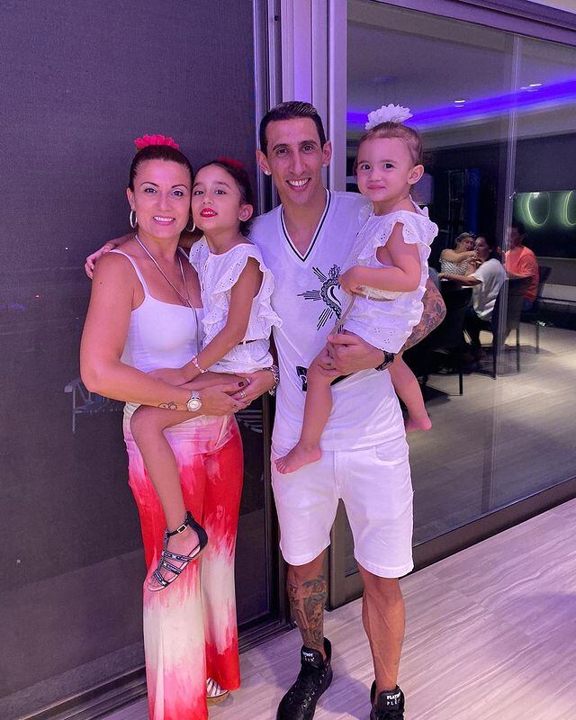 Ángel Di María junto a su mujer Jorgelina Cardoso y sus hijas Mía y Pía