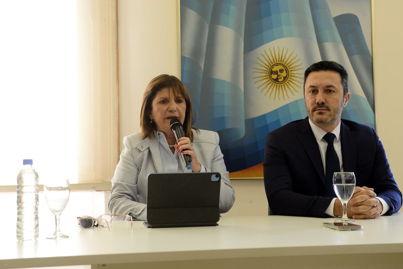 Patricia Bullrich anunció este miércoles que apoyará a Javier Milei, candidato a presidente de La Libertad Avanza, en la segunda vuelta electoral frente a Sergio Massa, de la Unión por la Patria.  La dirigente del PRO, y candidata a presidenta por Juntos por el Cambio, hizo el anuncio este miércoles, en su oficina en Ciudad de Buenos Aires, acompañada por el radical Luis Petri.  (Clarín)