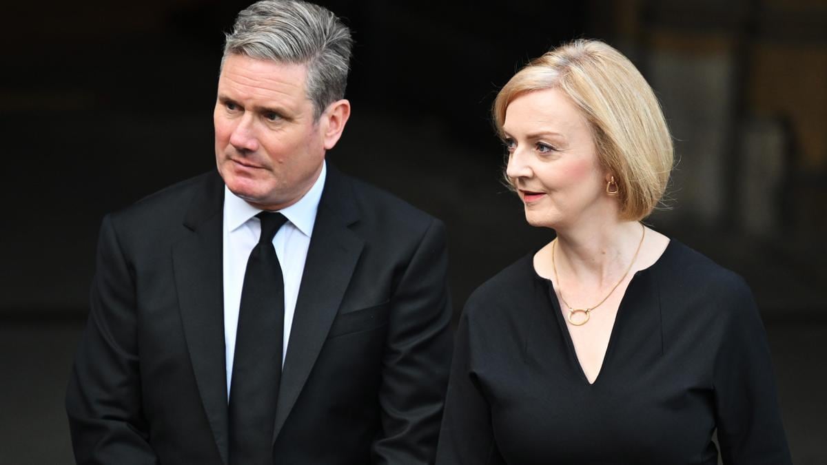 El líder del Partido Laborista británico, Keir Starmer, junto a la primera ministra, la conservadora Liz Truss.