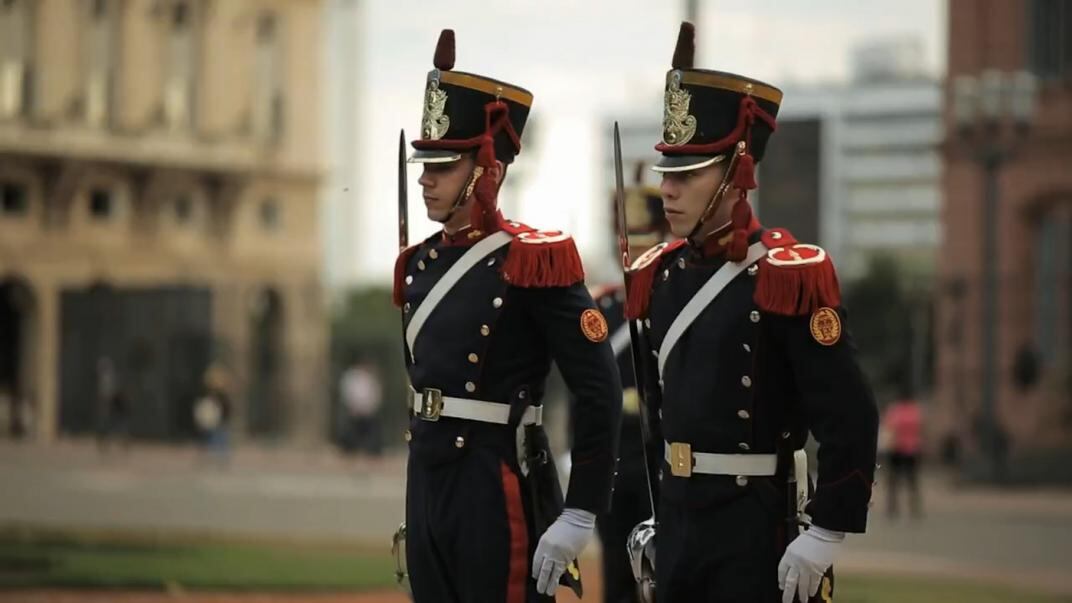 Los visitantes podrán presenciar el Cambio de Guardia del Regimiento de Granaderos a Caballo que custodia el sable de San Martín