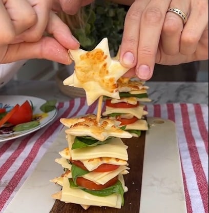 Arbolitos navideños caprese, ideal para la entrada.