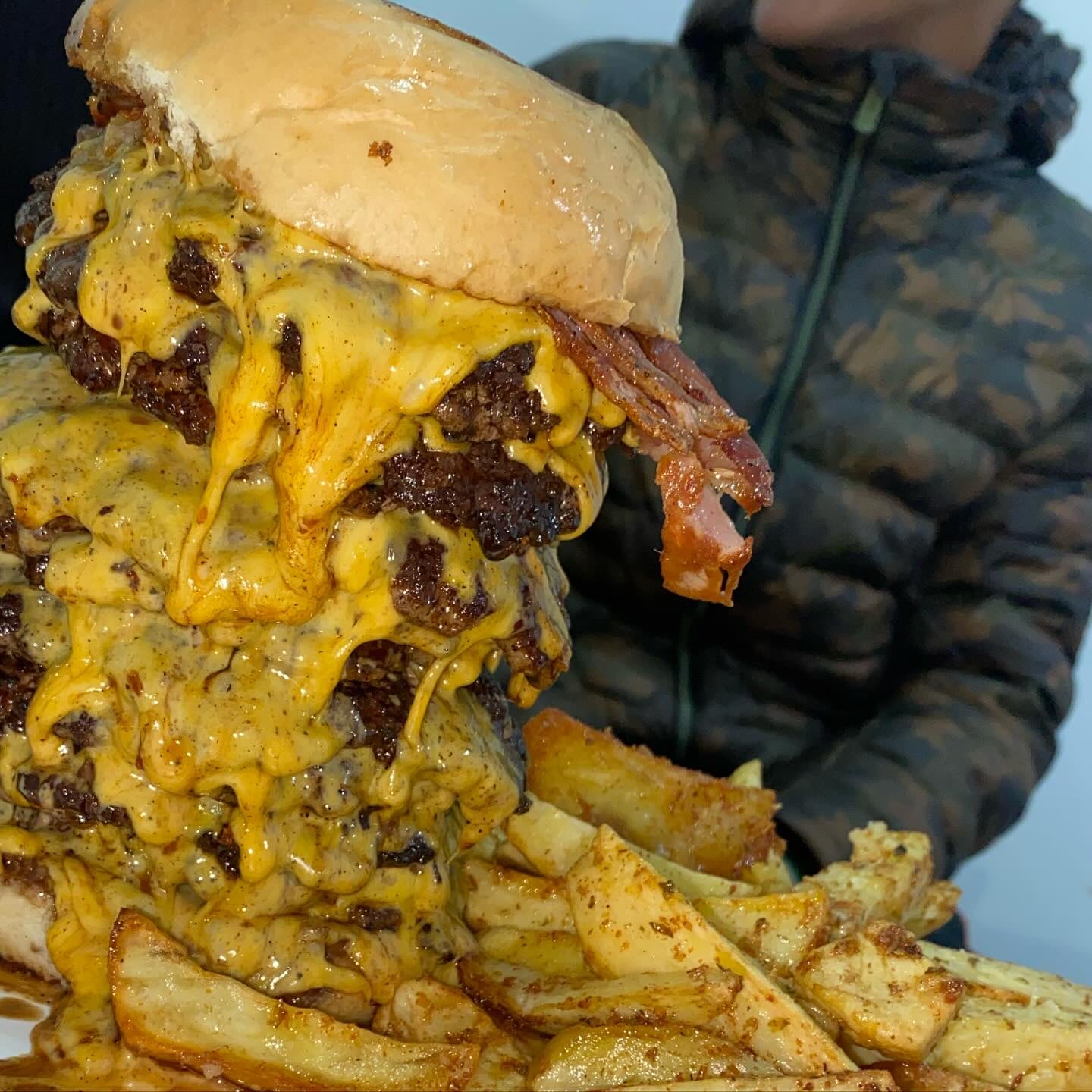 La mega hamburguesa que deben comer los participantes del reto.