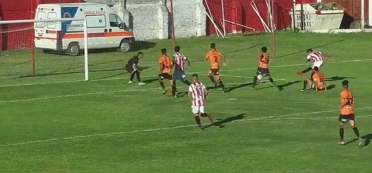 Noriega ya remató y la pelota tocará la red. El segundo de su cuenta personal y del 9.