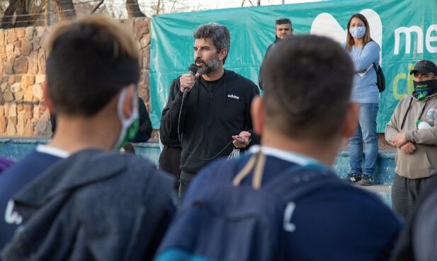 El intendente de la Ciudad de Mendoza, Ulpiano Suarez, oficializó el lanzamiento de la "Liga Deportiva Municipal de Futsal" en el Gimnasio N°2.