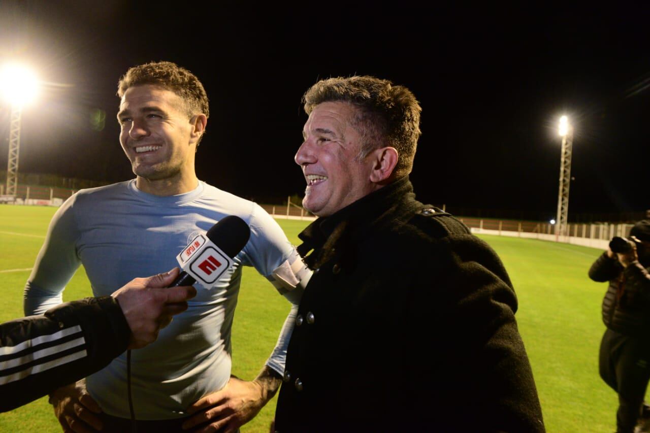 Pablo Vegetti, el goleador actual, y Luis Fabián Artime, el histórico, a pura felicidad por Belgrano.