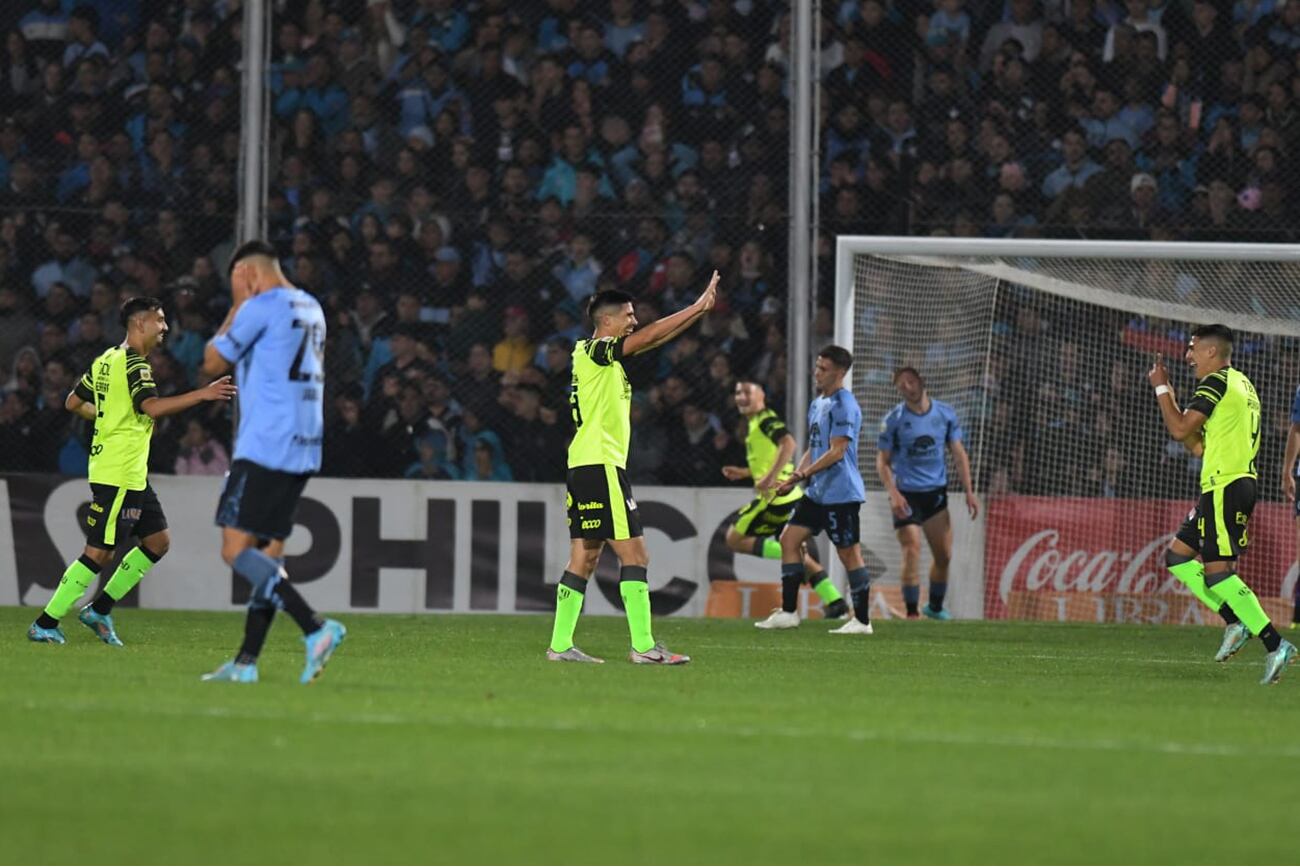 Belgrano se enfrenta a Barracas a Central por la fecha 23 de la Liga Profesional en el Gigante de Alberdi. (Facundo Luque / La Voz)