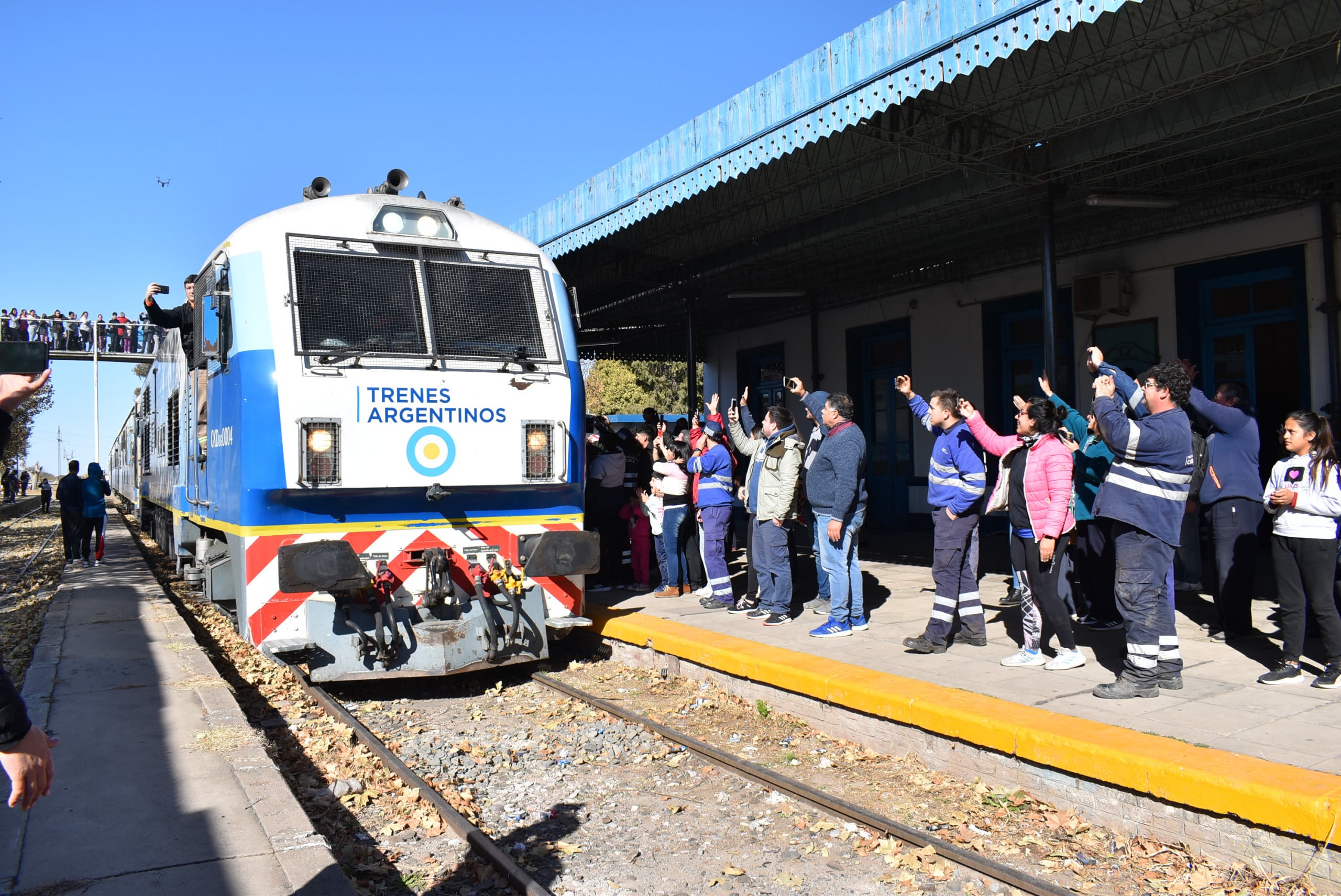 San Luis celebra la vuelta del tren de pasajeros después de 30 años de inactividad
Conectará 600 km, desde la localidad de Justo Daract hasta Retiro, pasando por Vicuña Mackena en Córdoba. Esperan unir Mendoza antes de fin de año, entre otras provincias.