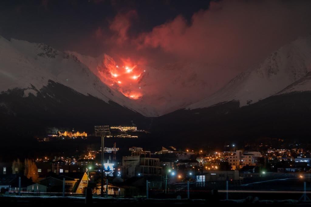 Gran concurrencia de vecinos y turistas en la bajada de Antorchas en el Glaciar Martial