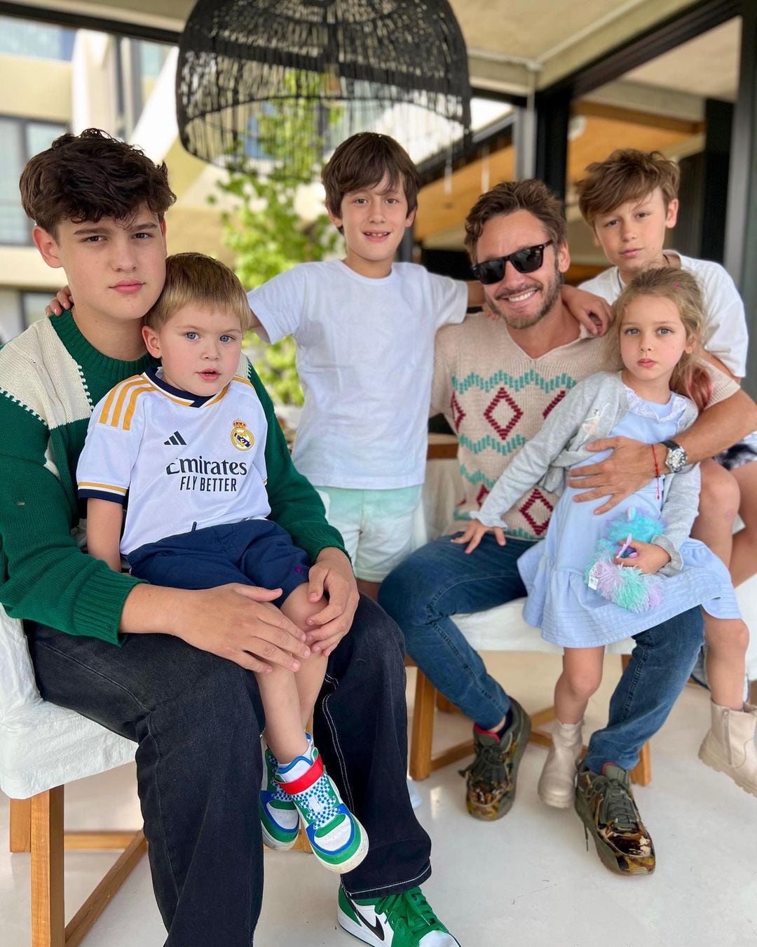 Benjamín Vicuña con sus cinco hijos