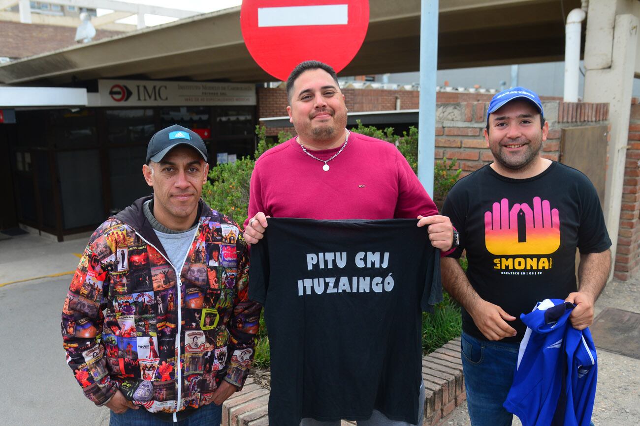 Carlos La Mona Jiménez se encuentra internado en observación en el Instituto Cardiológico. Un pequeño grupo de seguidores fue a la puerta del hospital para brindarle su apoyo. 