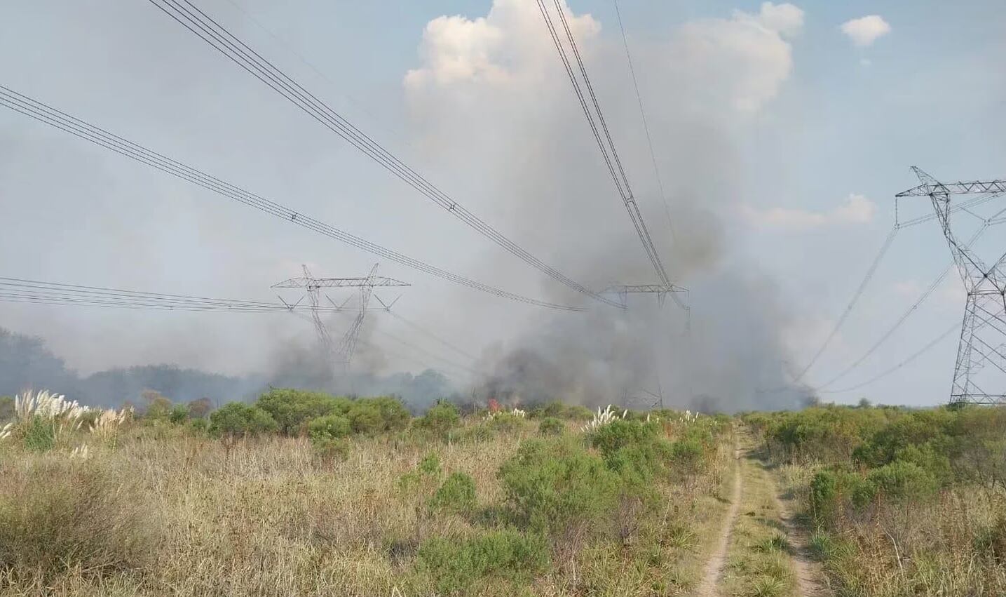 Un incendio de campos en zona de torres de alta tensión provocó el apagón eléctrico que dejó sin luz a la mitad del país.