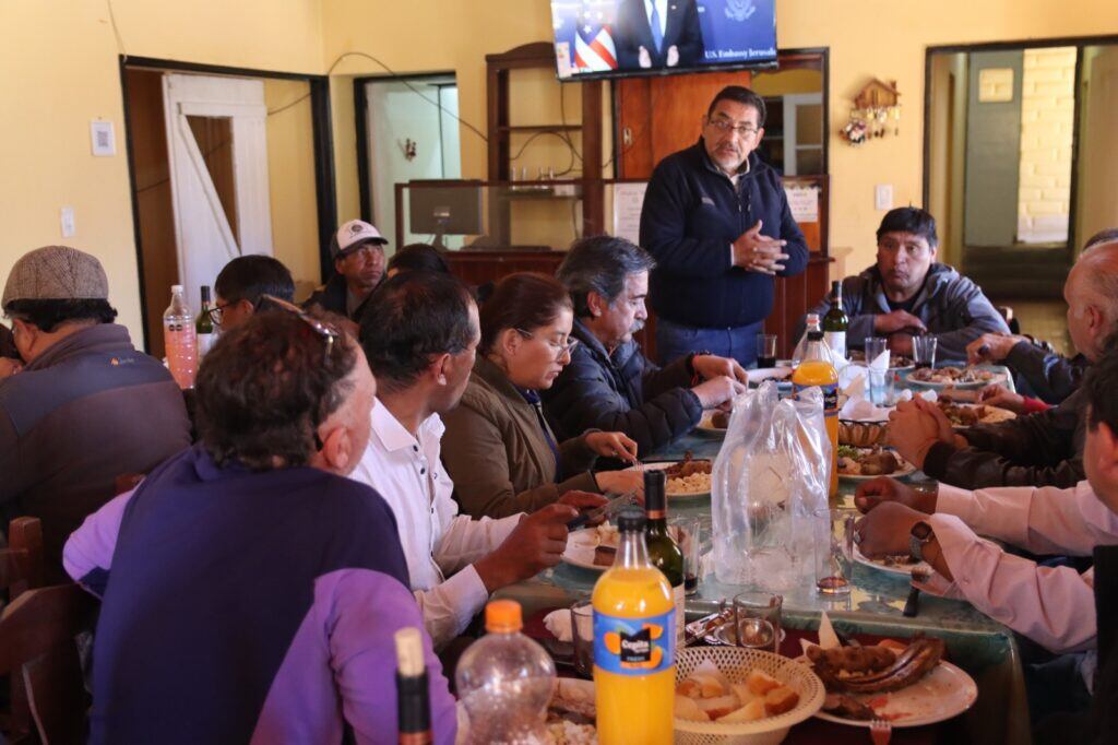 Un almuerzo de camaradería fue el corolario del encuentro binacional. En ese marco el intendente de La Quiaca, Dante Velázquez, ratificó el apoyo de Jujuy al proyecto tarijeño “Ruta del Bicentenario”.