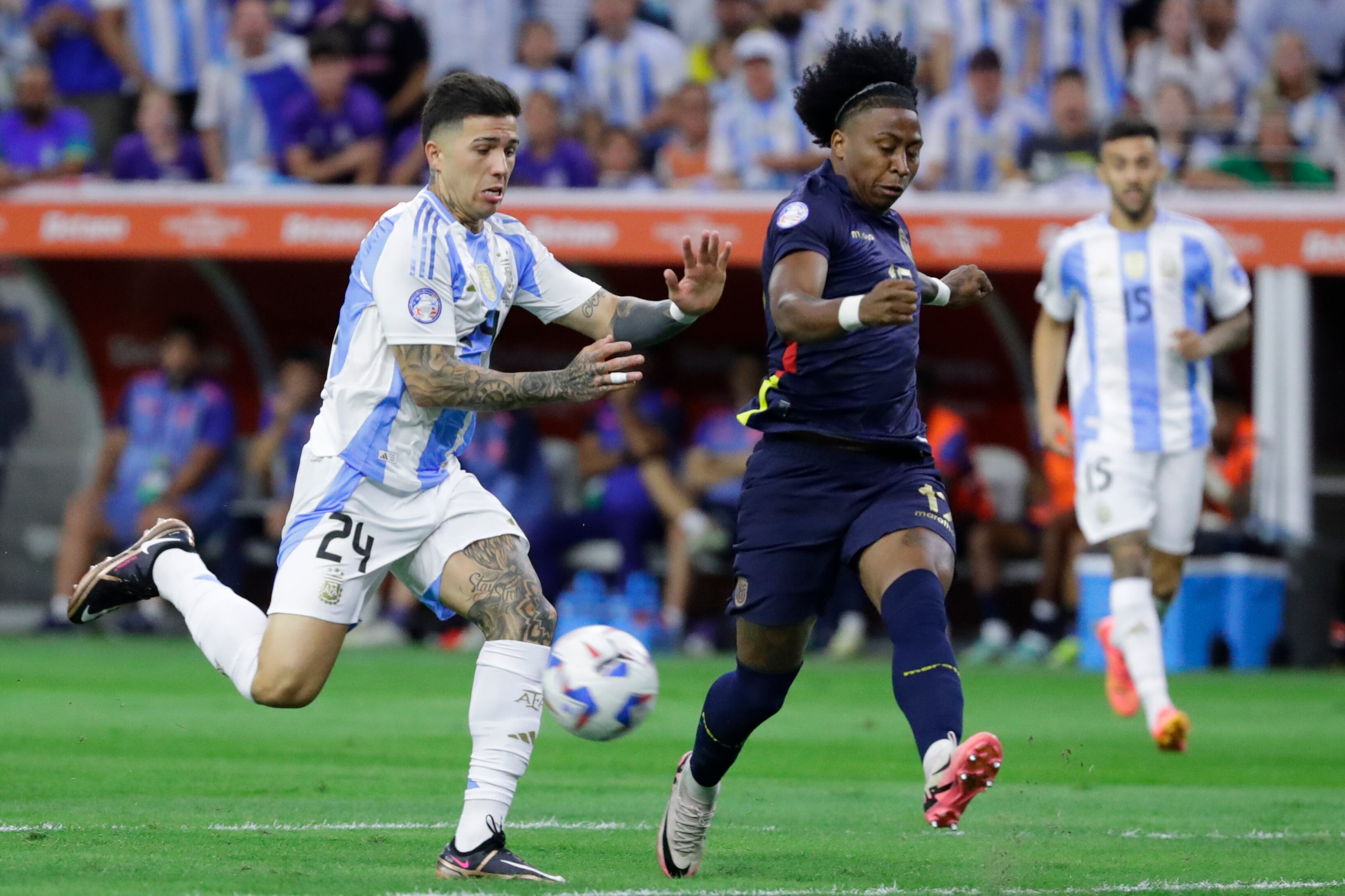 En esta imagen de archivo, el jugador de Ecuador Angelo Preciado (derecha) y el argentino Enzo Fernández pelean por un balón en los cuartos de final de la Copa América, en Houston, el 4 de julio de 2024. (AP Foto/Mike Wyke, archivo)