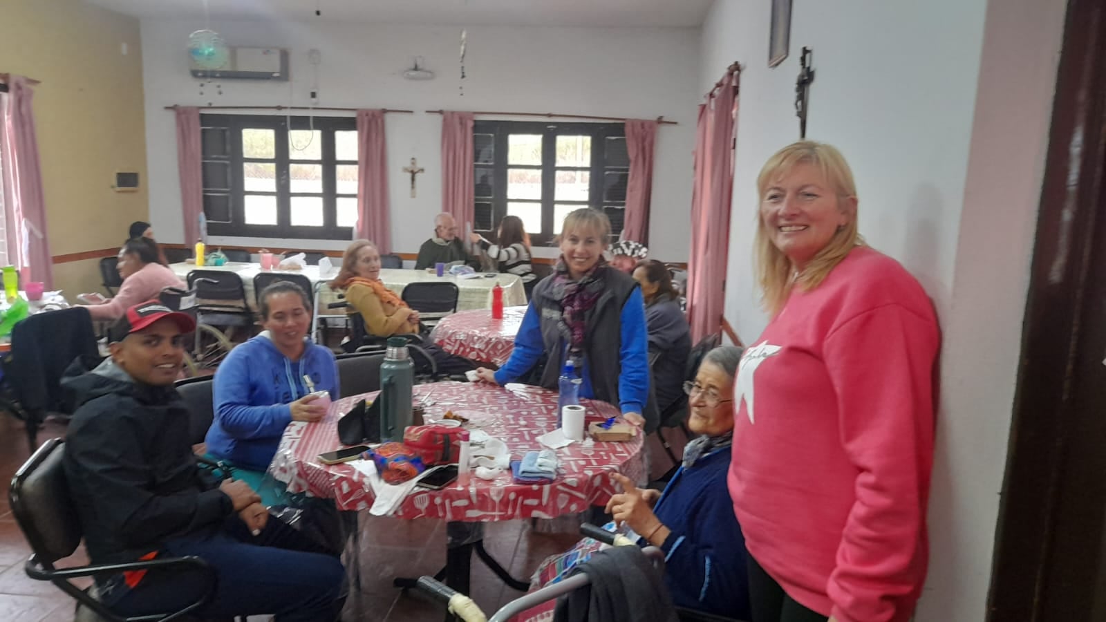 El grupo visitó un geriátrico en Tuluimba.