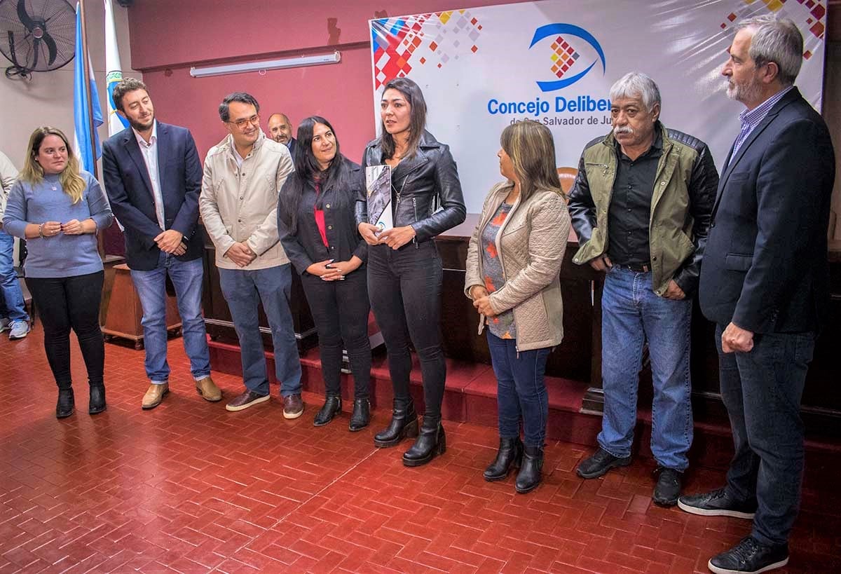 Concejales de la ciudad recibieron a la boxeadora Brenda "La Pumita" Carabajal para entregarle la declaración de "ciudadana distinguida" que le fue otorgada.