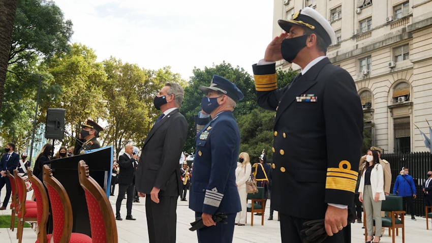 Autoridades civiles y militares participaron del acto central por el 14 de junio, en el Ministerio de Defensa.