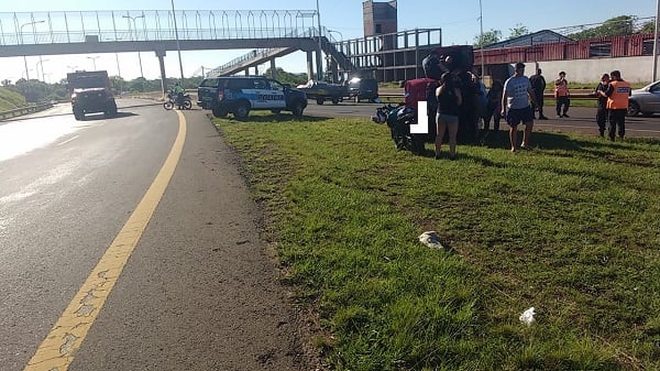 Mujer hospitalizada tras volcar con su camioneta en el acceso a Garupá