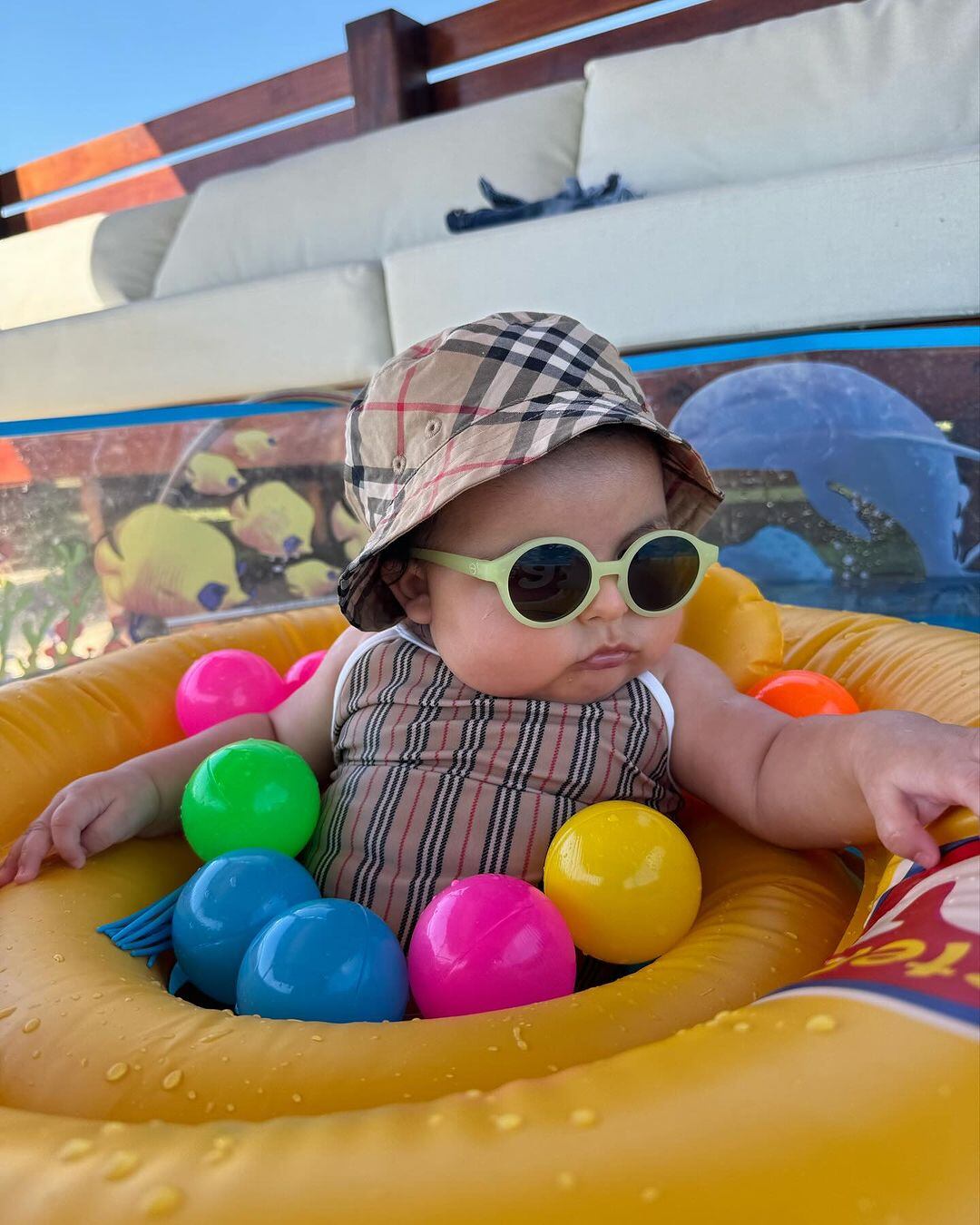 Inti, la hija de Cazzu y Nodal, posó con lentes de sol.