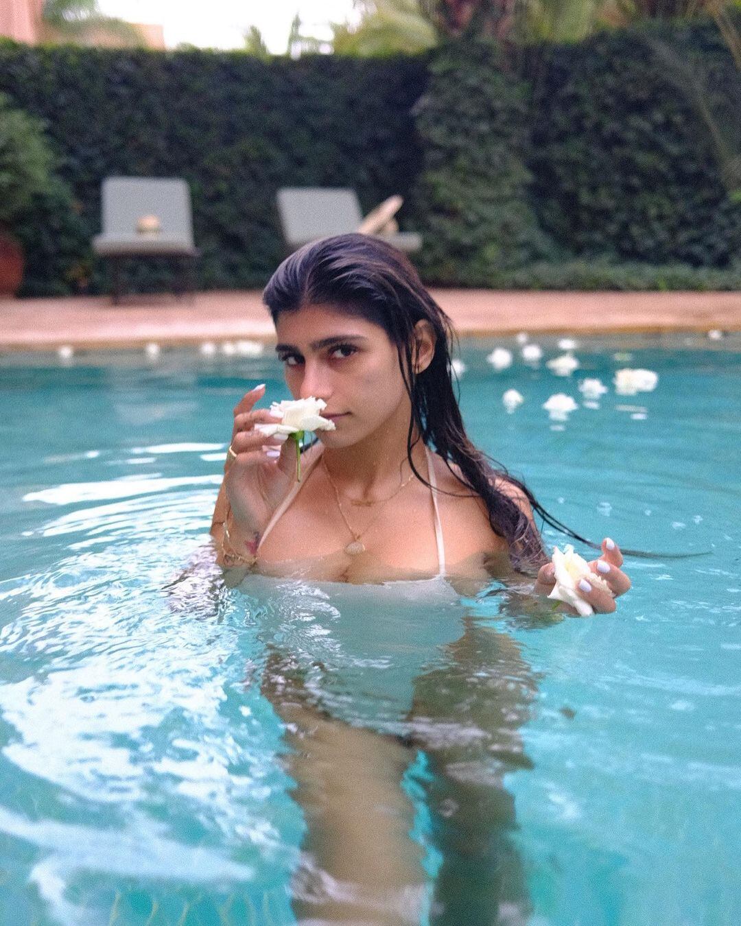 Mia Khalifa posó rodeada de rosas blancas.