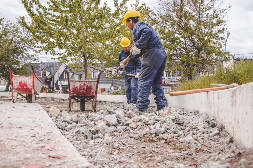 Los operarios trabajan en la remoción de escombros en la Plaza de los Bomberos de la ciudad de Ushuaia.