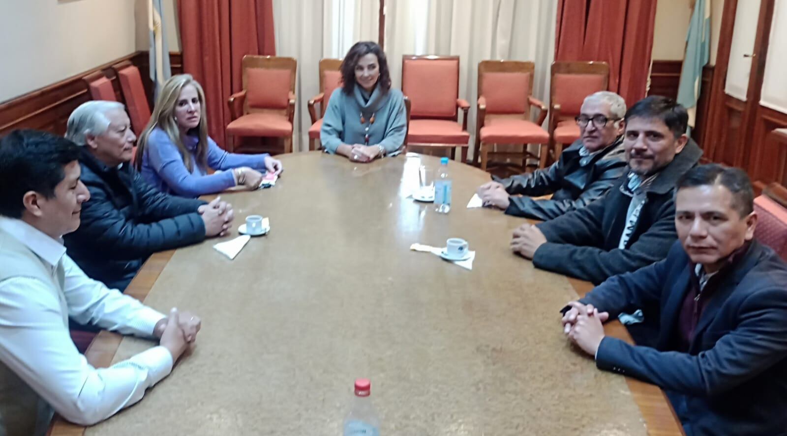 El intendente de Perico, Rolando Ficoseco, su secretario de Producción e Industria, Martín Miguel Llanos; y la empresaria Alejandra García Dávila, en la presentación del proyecto al banco Macro, que adhirió a la iniciativa de pavimentación sustentable.