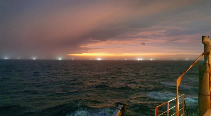 Greenpeace informó que el frente del Mar Argentino está “sitiado” por una flota de barcos extranjeros