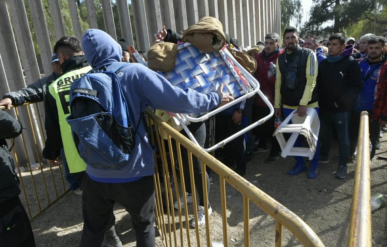 Hinchas de Boca en el Malvinas estuvieron desde la madrugada esperando por sus entradas.