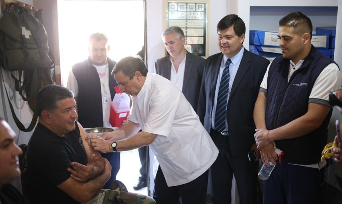Vacunación contra el Dengue para personal de salud, educación y seguridad