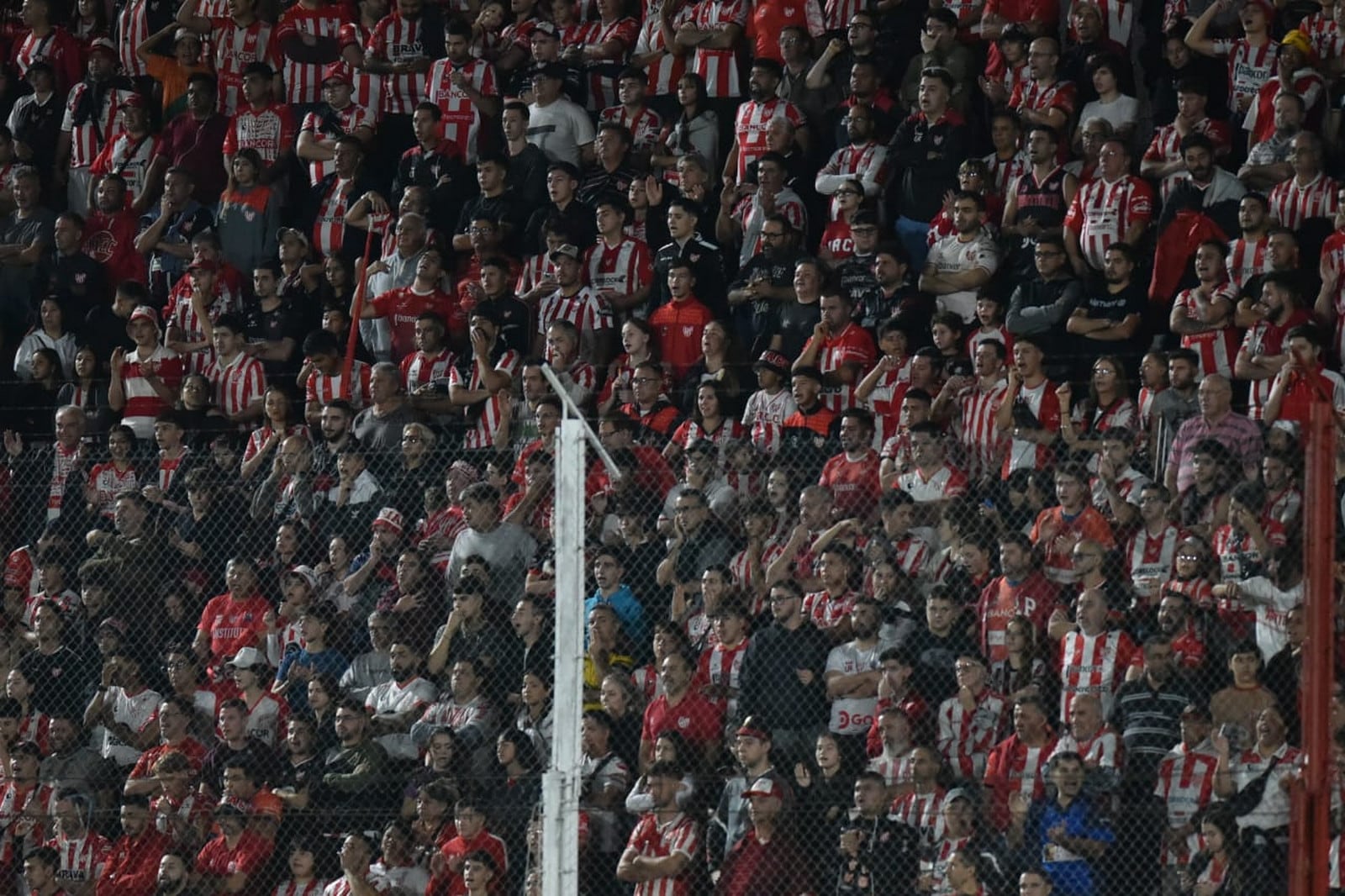 Con gol de “Maravilla” Martínez sobre el final, Instituto le ganó a Colón. (Facundo Luque / La Voz)