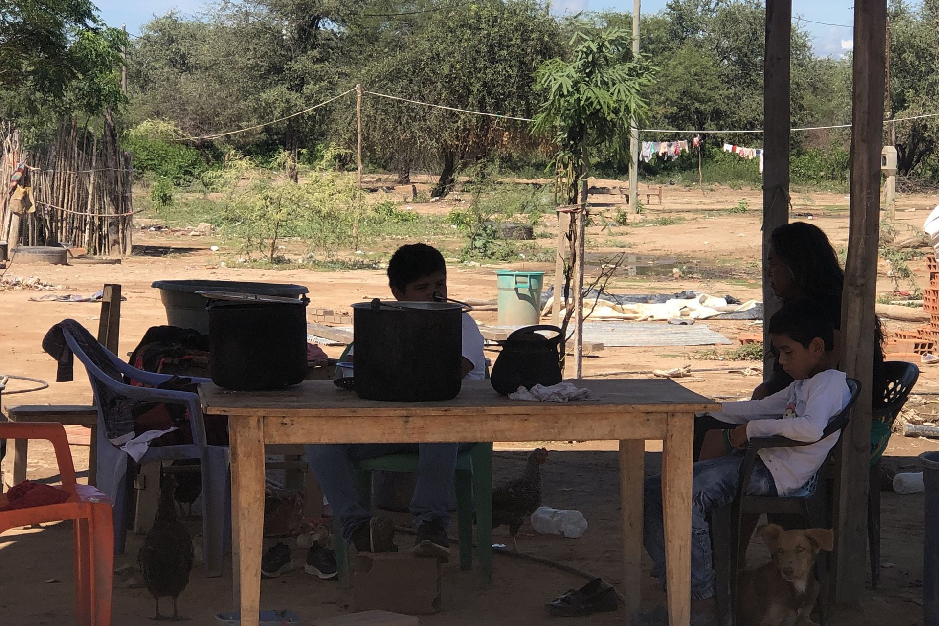 La comunidad recibe ayuda de la Cruz Roja, pero necesitan un mejor acceso al agua potable y la luz.