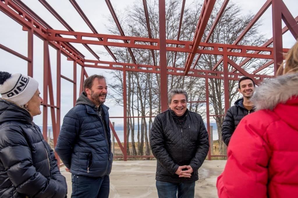 Omar Becerra junto con Mauro Pérez Toscani y Cecilia Fiocchi en la obra de la sede de la Alianza Francesa.