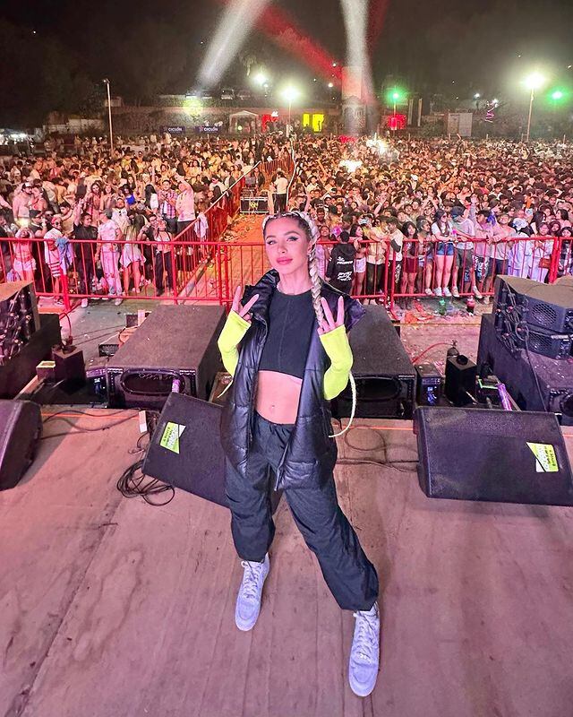 Romina Malaspina en su presentación en el Holi Festival Bolivia.