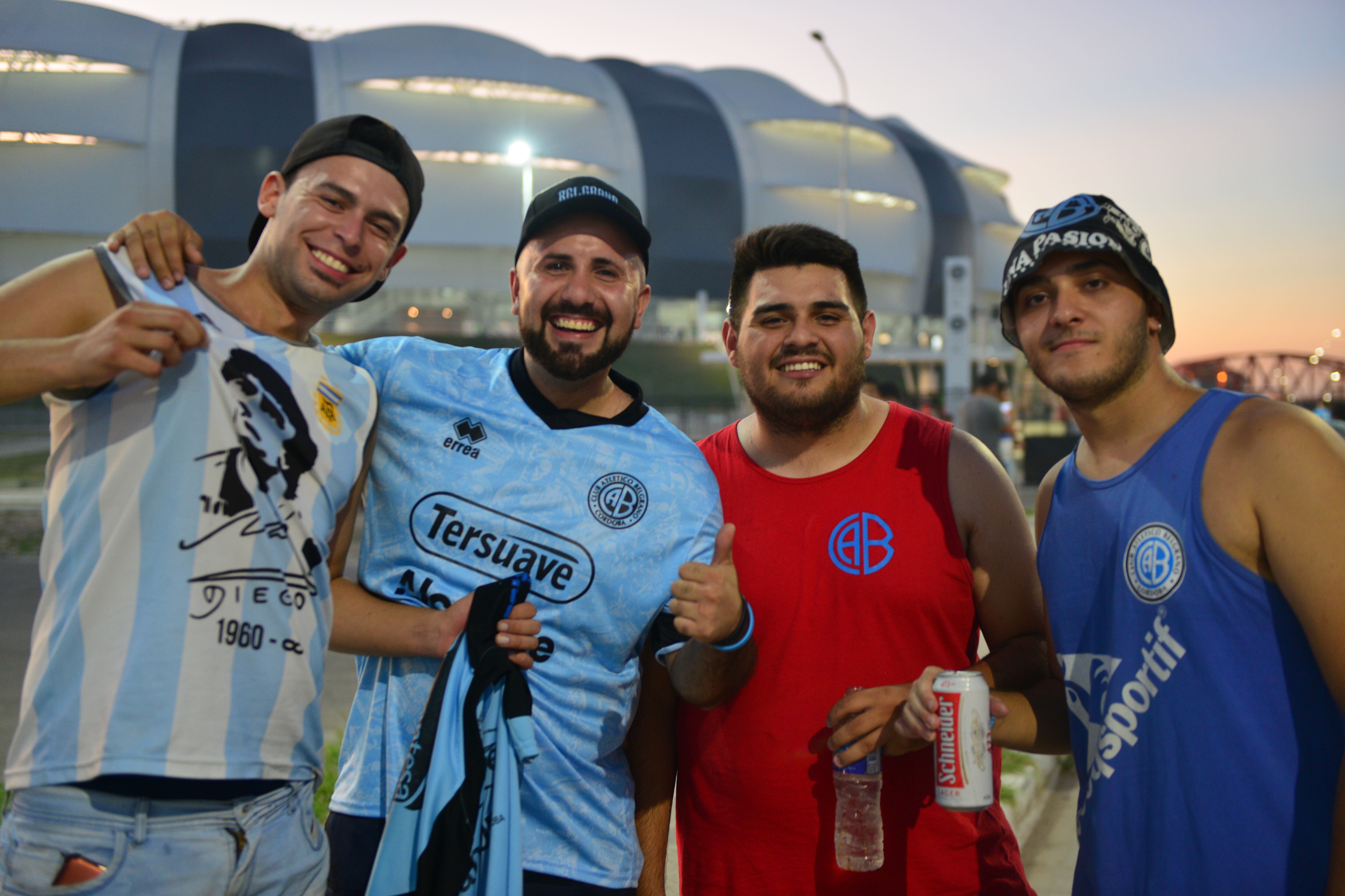 Hinchas de Belgrano durante la previa del partido con Central Córdoba, en Santiago del Estero. (José Gabriel Hernández)