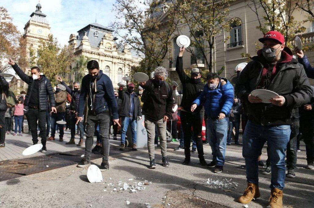 Protesta de gastronómicos rosarinos frente a Gobernación