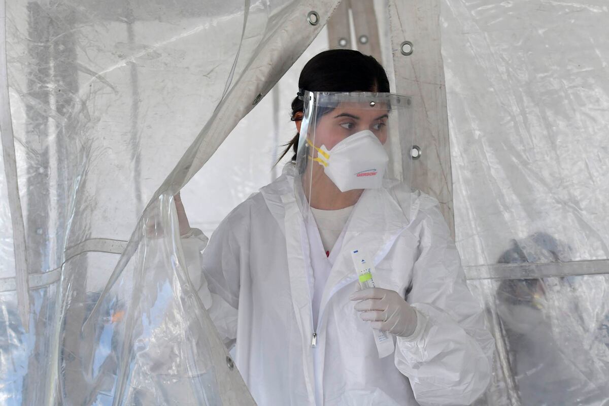 Médicos de Rosario les brindan oxígeno manualmente a pacientes en emergencia
