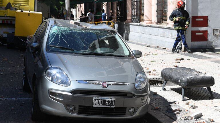 Cayó mampostería de un edifico en el centro porteño: hay un herido. (Foto: Maxi Ferraro)