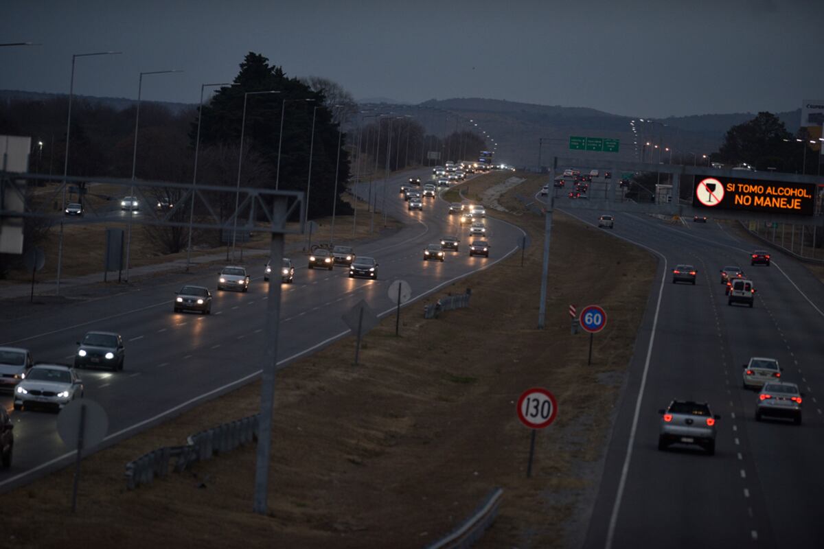 Un auto volcó en la autopista Córdoba-Carlos Paz debido a la lluvia: los ocupantes resultaron ilesos