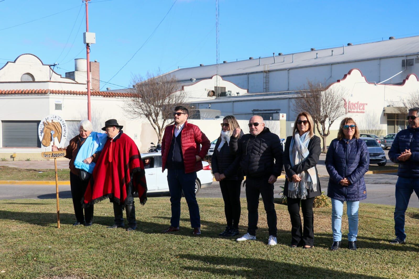 Tres Arroyos: Ofrenda floral en el monumento a Güemes