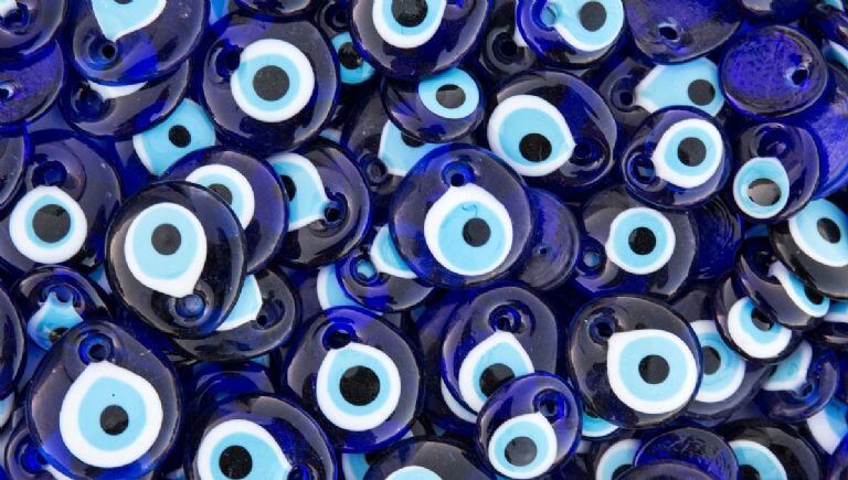 El ojo turco es uno de los accesorios protectores o amuletos más famosos.