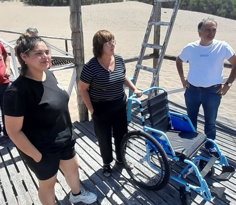 Desarrollo Social entregó silla de ruedas y libros en Reta