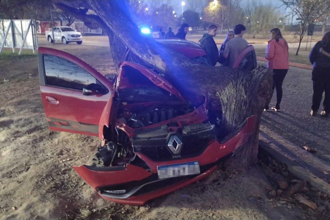 Fuerte choque en Valle Escondido: un auto terminó incrustado en un árbol.