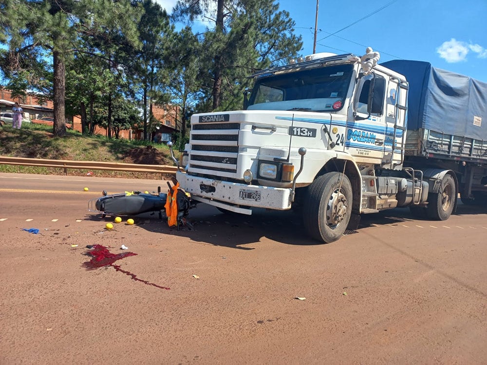 Accidente vial tuvo lugar en Leandro N. Alem, dejando como saldo a una motociclista lesionada.