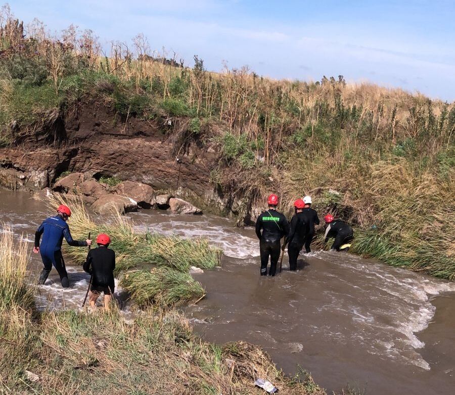 continúa la búsqueda de un menor que cayó en el arroyo