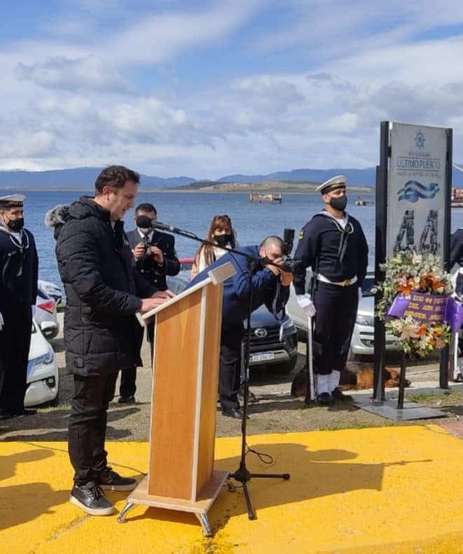 Pablo Fernández, hermano de uno de los submarinistas expresó palabras alusivas.