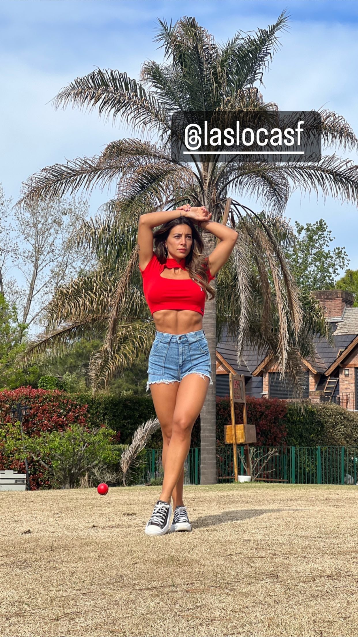 Sol Pérez se sumó a las tendencias de primavera y enamoró con un mini short y un top “cut-out” rojo.