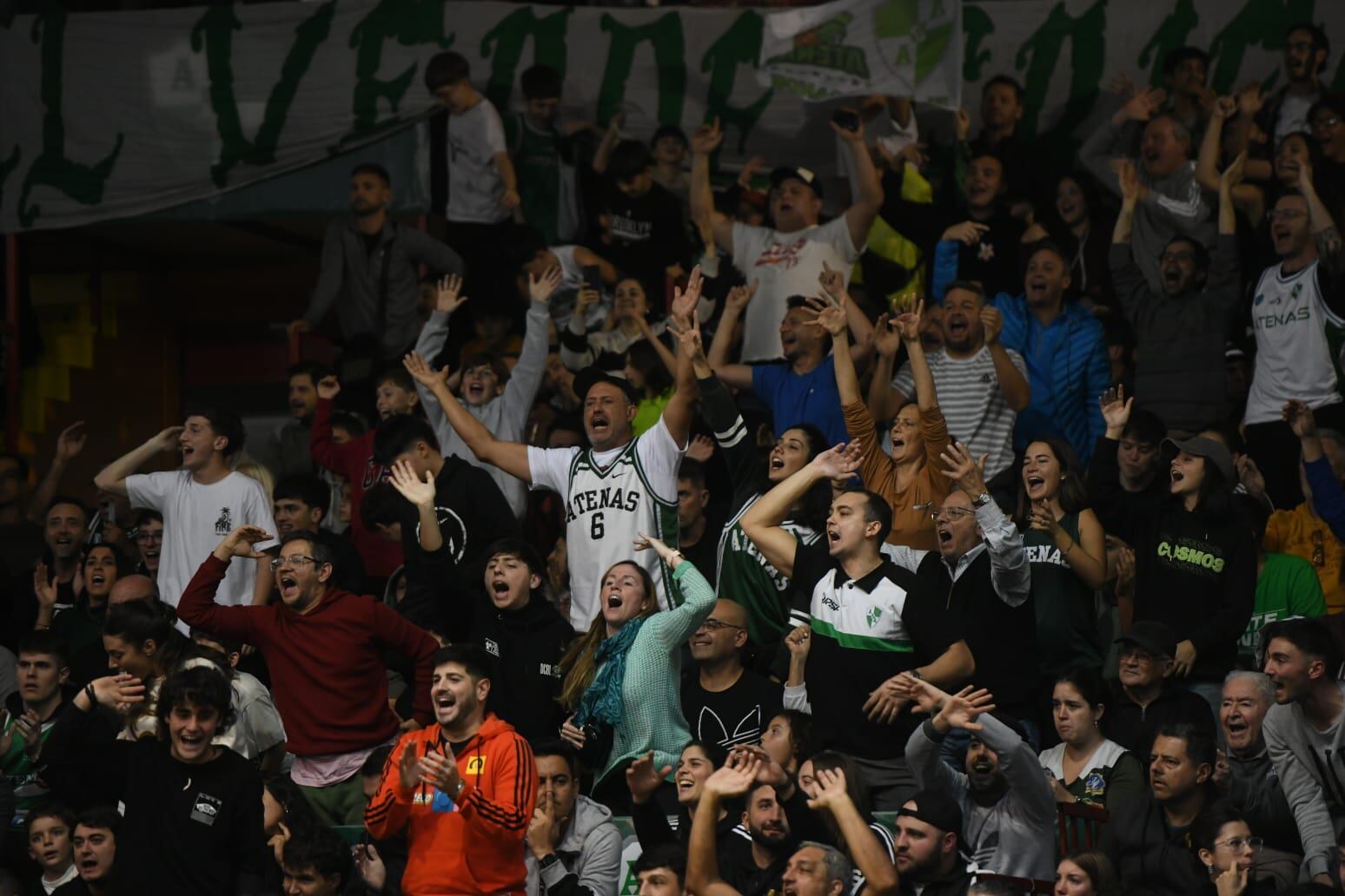 Atenas enfrentó a Racing de Chivilcoy en el Polideportivo Carlos Cerutti por la final de la Liga Argentina de básquet. (Facundo Luque / La Voz)