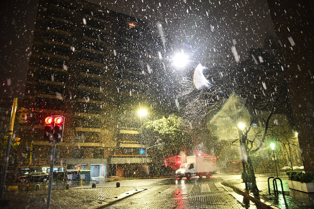 El centro de la capital de Córdoba se cubrió de nieve. (Pedro Castillo/ La Voz)