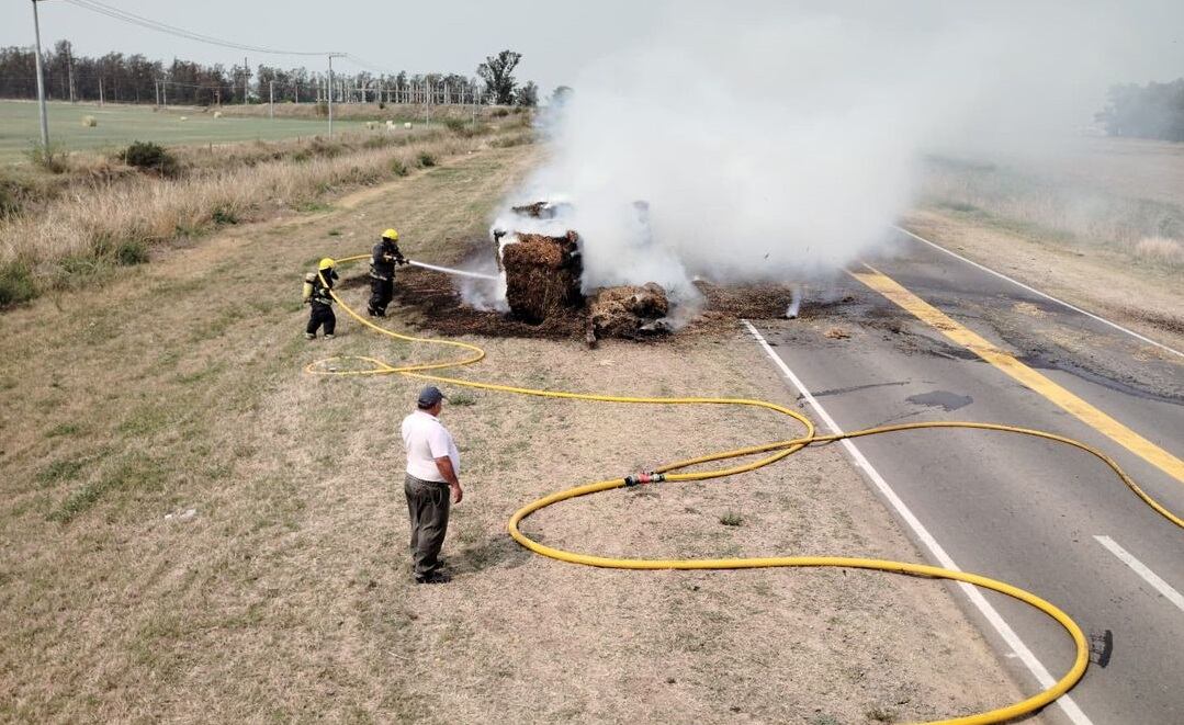 Bomberos sofocaron un Incendio de rollos de alfalfa en Arroyito